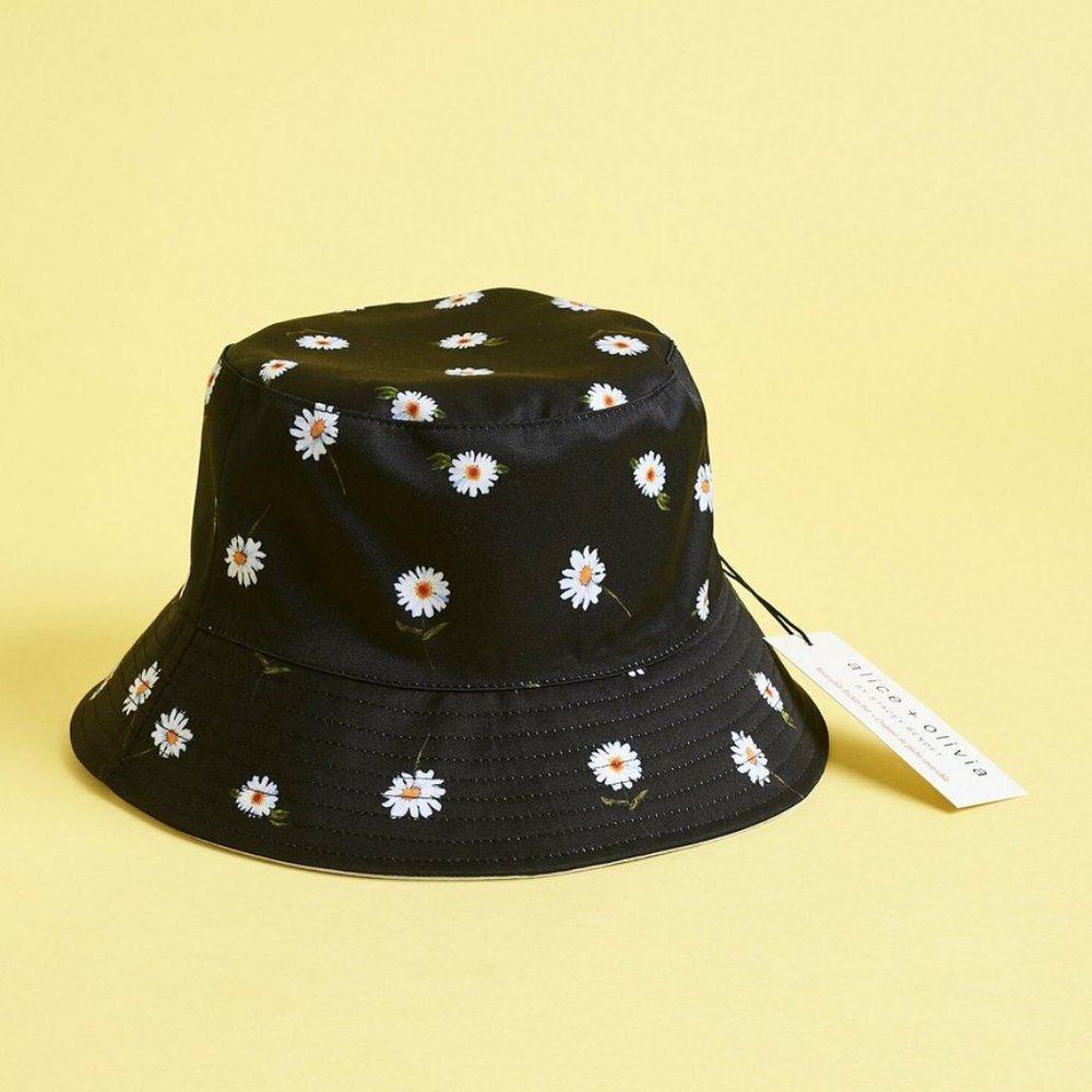Alice + Olivia REVERSIBLE BUCKET HAT Daisy Print